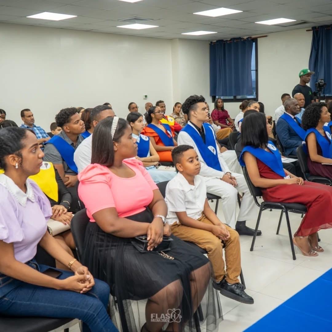 Egresados con sus bandas azules durante la graduación del instituto