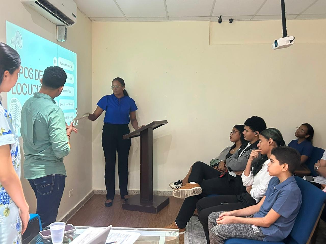 Clase de locución con práctica en el atril